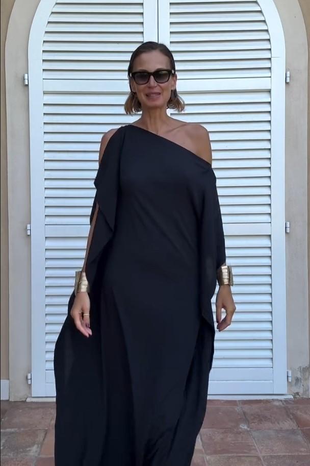 Vloeiende asymmetrische kaftan met ceintuur
